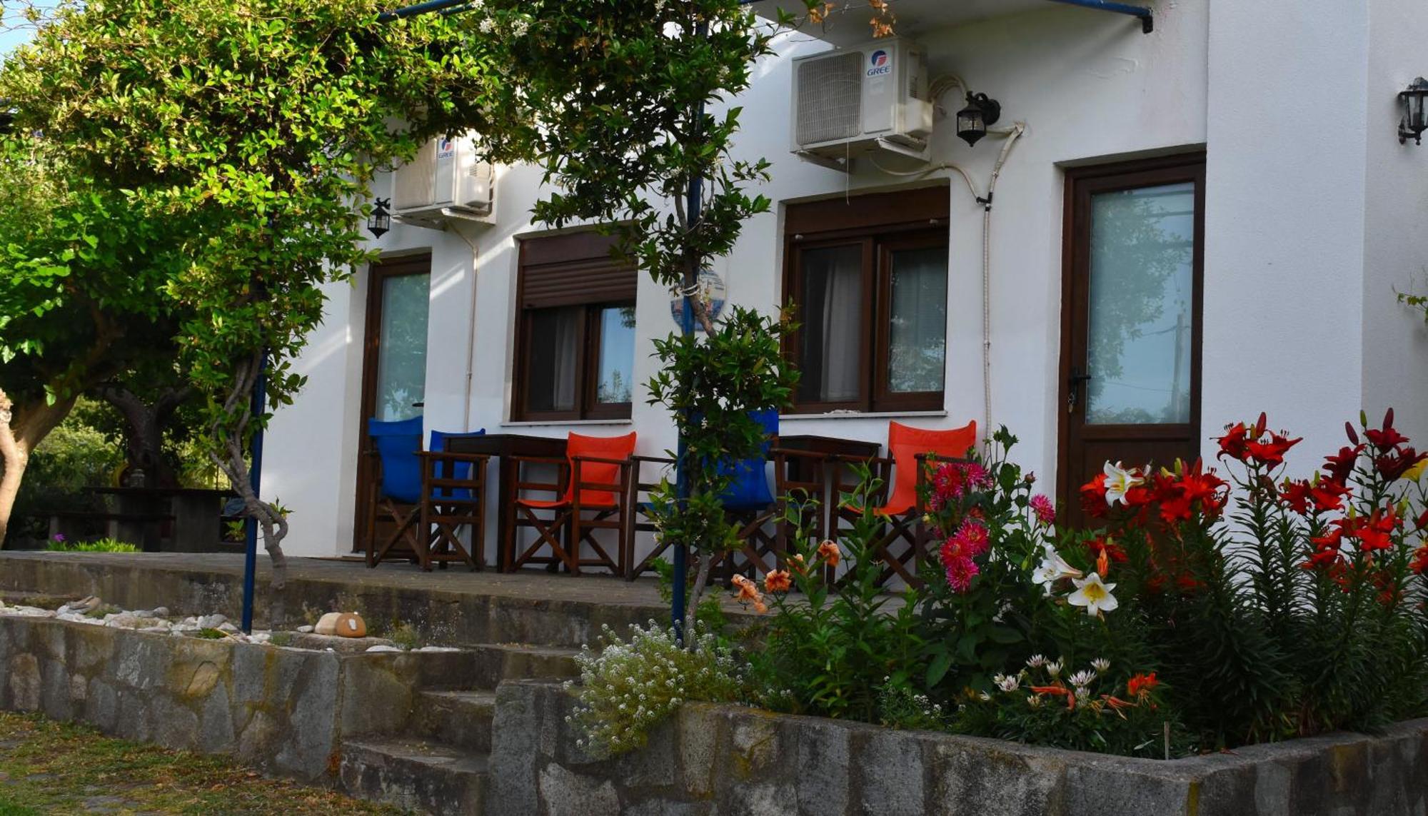 Mirsini Apartments Kariotes Esterno foto