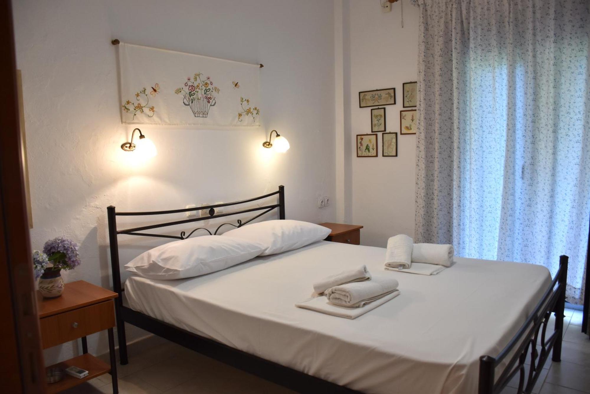 Mirsini Apartments Kariotes Esterno foto